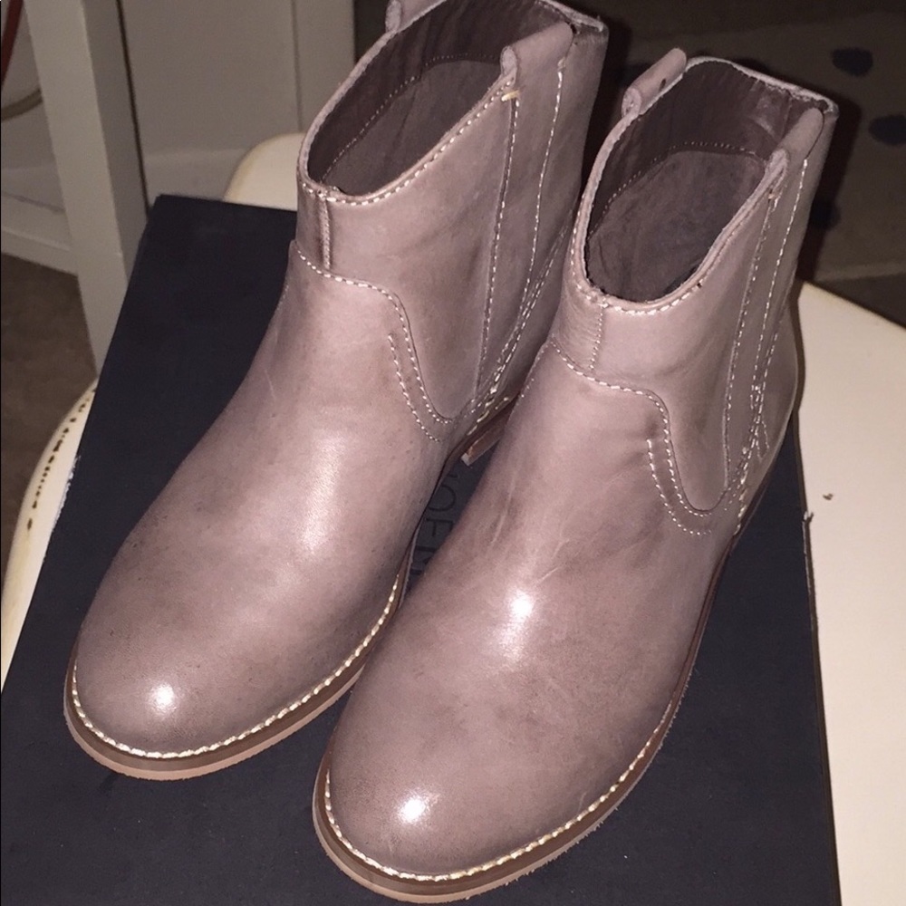 NIB Chelsea Ankle Boots in Weathered Taupe Sz 6.5